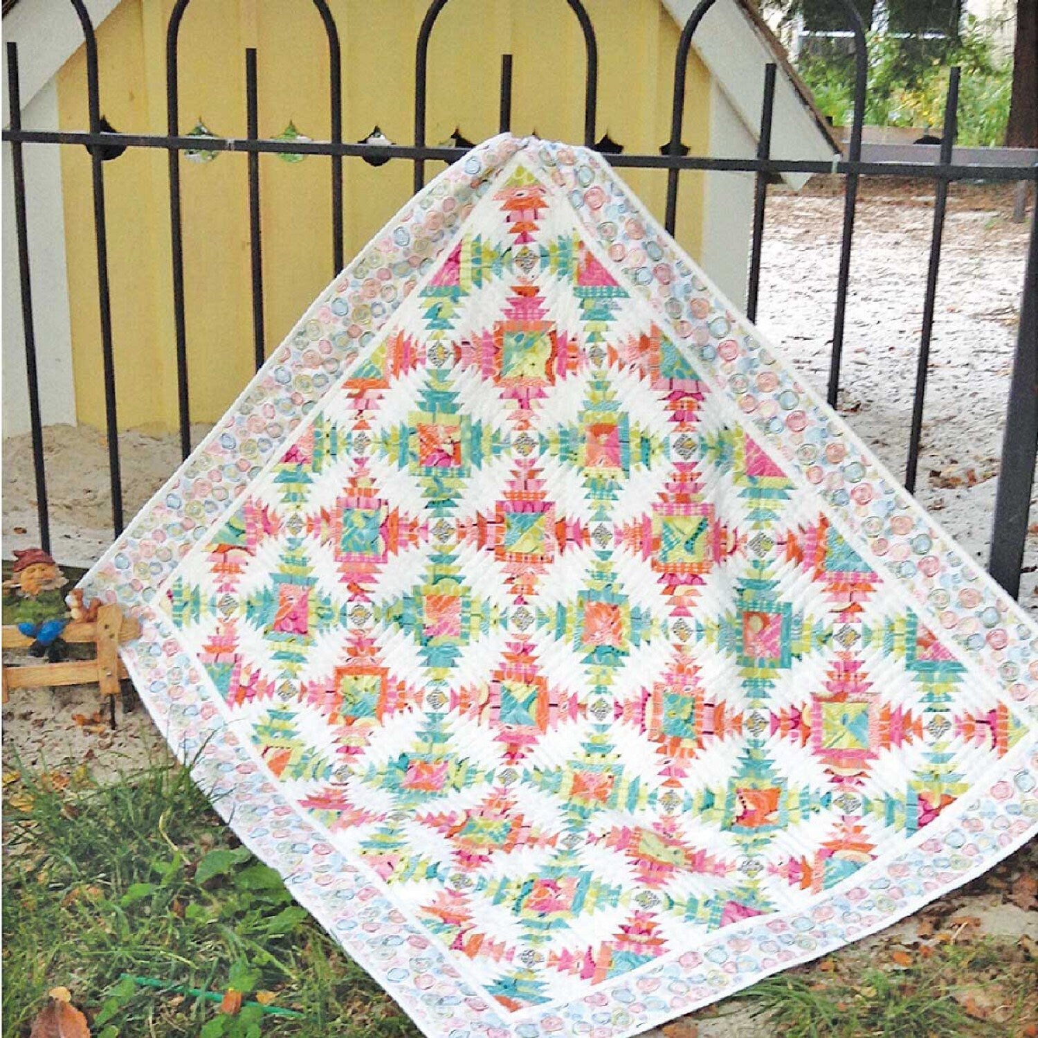 South Beach Pineapple Treats Quilt Pattern - Cut Loose Press - Jean Ann Wright - Pineapple Quilt Pattern - Fat Eighth & Fat Quarter Friendly